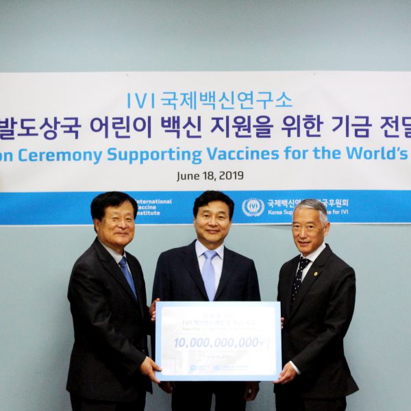 Prof. Park Sang-chul, President of the Korea Support Committee for IVI, Prof. Sung Young-chul and IVI Director General Dr. Jerome Kim