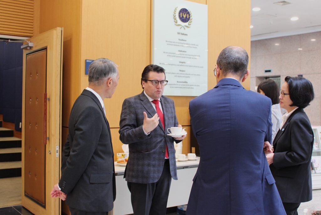 H.E. Juan Carlos CAIZA Rosero, Colombian Ambassador to South Korea, visits IVI to discuss the global response to COVID-19 and opportunities for public-private collaboration