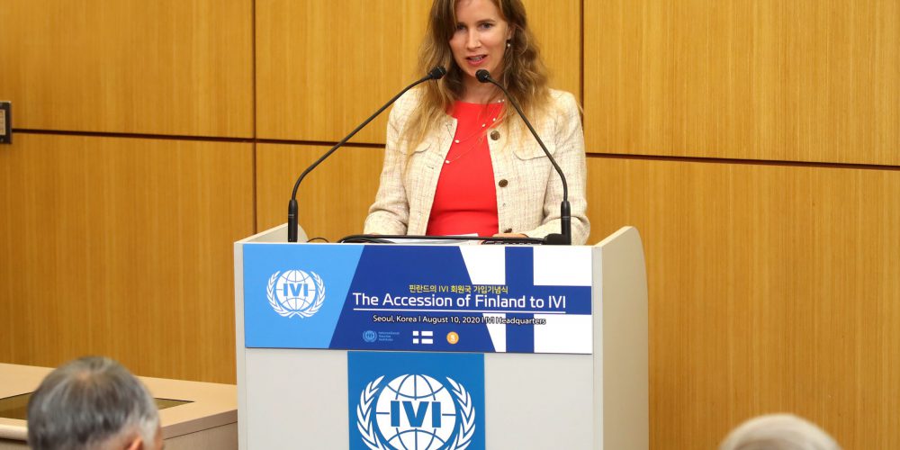 First Secretary of the Swedish Embassy in Korea, Victoria Rhodin Sandstrom, congratulates Finland on joining Sweden as a funding member state of IVI.