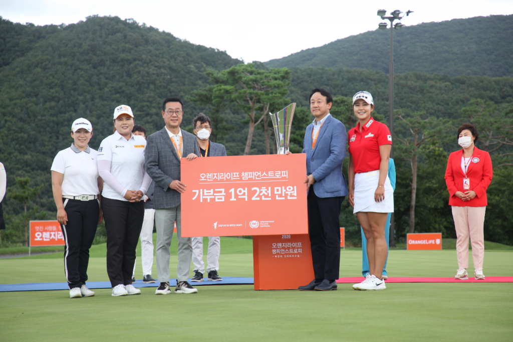 Orange Life, pro golfers donate 120 million KRW to IVI to support Covid-19 vaccine research