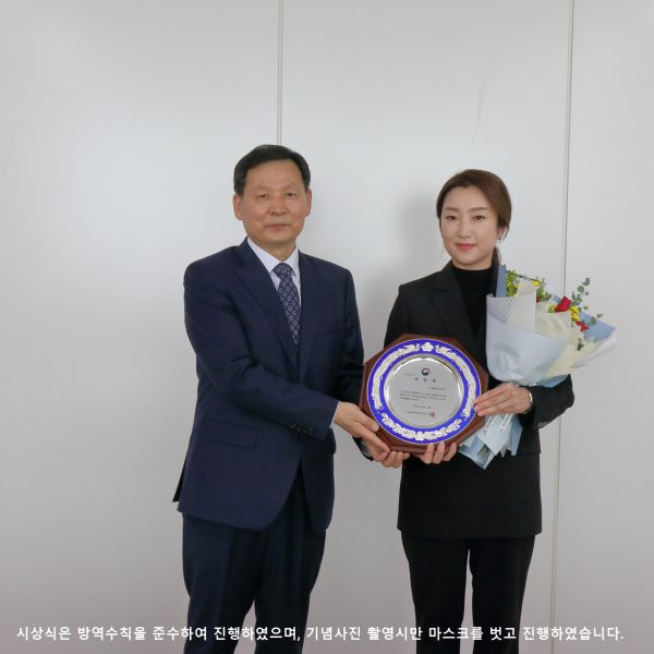 Dong-kyo Yang, Director General of the Korea Disease Control and Prevention Agency’s Bureau of Healthcare Safety and Immunization, presents a plague of commendation to Dr. Kyung Min Lee of the International Vaccine Institute (IVI). (Photo=Korea Disease Control and Prevention Agency)