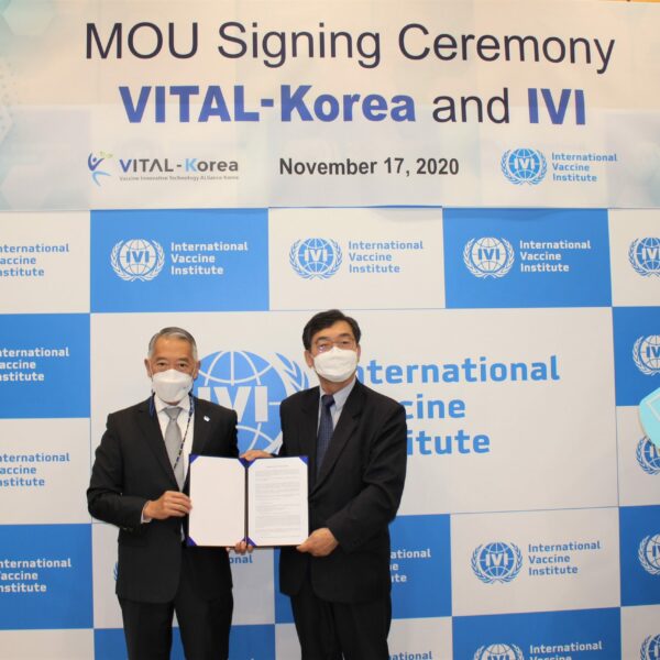 국제백신연구소(IVI)의 제롬 김 사무총장(왼쪽)과 백신실용화기술개발사업단(VITAL-Korea)의 성백린 단장(연세대학교 의과대학 특임교수)이 17일(화) IVI에서 협력 양해각서를 교환하고 있다. (사진=국제백신연구소)