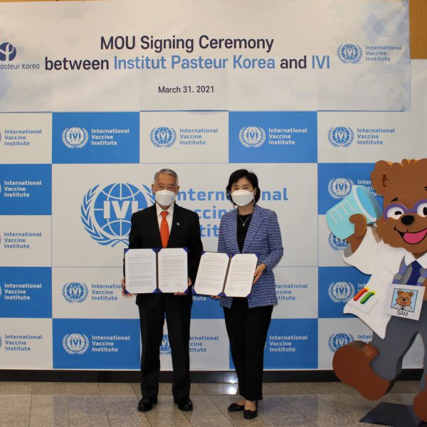 IVI Director General Dr. Jerome Kim and IPK CEO Dr. Youngmee Jee hold the signed MOU following the ceremony at IVI headquarters.