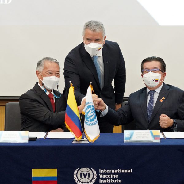 25일(수) 국제백신연구소(IVI)에서 페르난도 루이즈 콜롬비아 보건사회보호부 장관(오른쪽)과 제롬 김 IVI사무총장(왼쪽)이 양자간 협력 양해각서(MOU)에 서명한 후 이반 두케 콜롬비아 대통령과 함께 박수를 치고 있다. (사진=청와대)