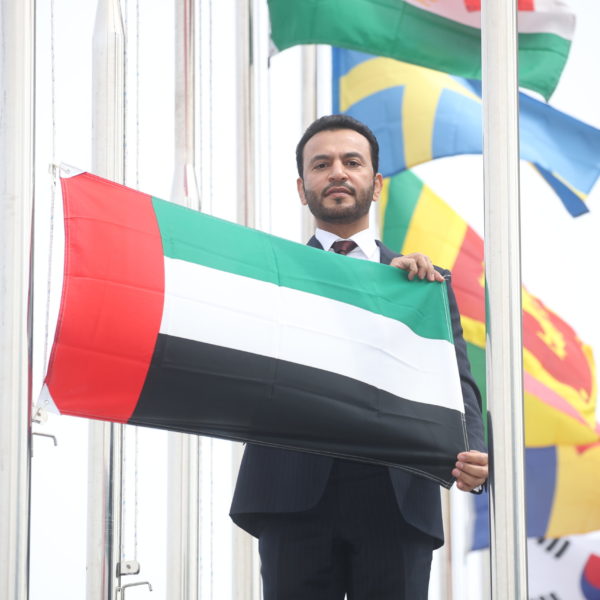 압둘라 사이프 알 누아이미(Abdulla Saif Al Nuaimi) 주한 UAE 대사가 3월 17일 IVI에서 진행된 회원국 가입 기념식에서 UAE 국기를 게양하고 있다. (사진=국제백신연구소)