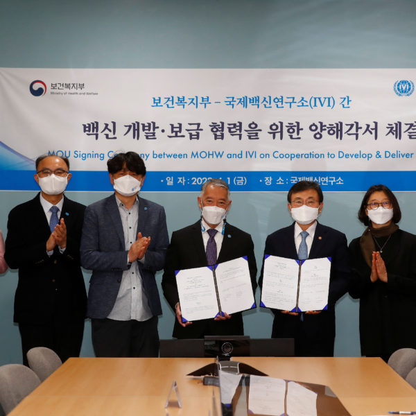 Health and Welfare Minister Dr. Kwon Deok-cheol (center-right), and Director General Dr. Jerome Kim (center-left) and participants pose for a commemorative photo as they exchange the MOU during a signing ceremony at IVI headquarters in Seoul on April 1, 2022.