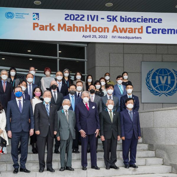 IVI hosts the first annual IVI-SK bioscience Park MahnHoon Award Ceremony at its headquarters.