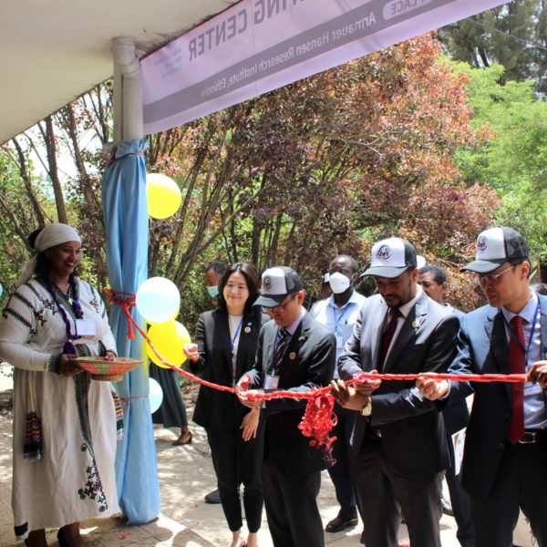 Left to right: Dr. Se Eun Park, H.E. Kang Seok-hee, H.E. Dereje Duguma, Mr. Seunghwan Yang, and Dr. Shallo Dhaba cut the ribbon to officially open the AHRI-IVI Collaborating Center in Addis Ababa, Ethiopia on May 23, 2022.