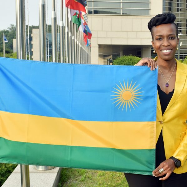 Her Excellency Yasmin D. Amri Sued, Ambassador of the Republic of Rwanda to the Republic of Korea, raises the flag of Rwanda at IVI headquarters during a ceremony celebrating the accession of Rwanda to IVI.