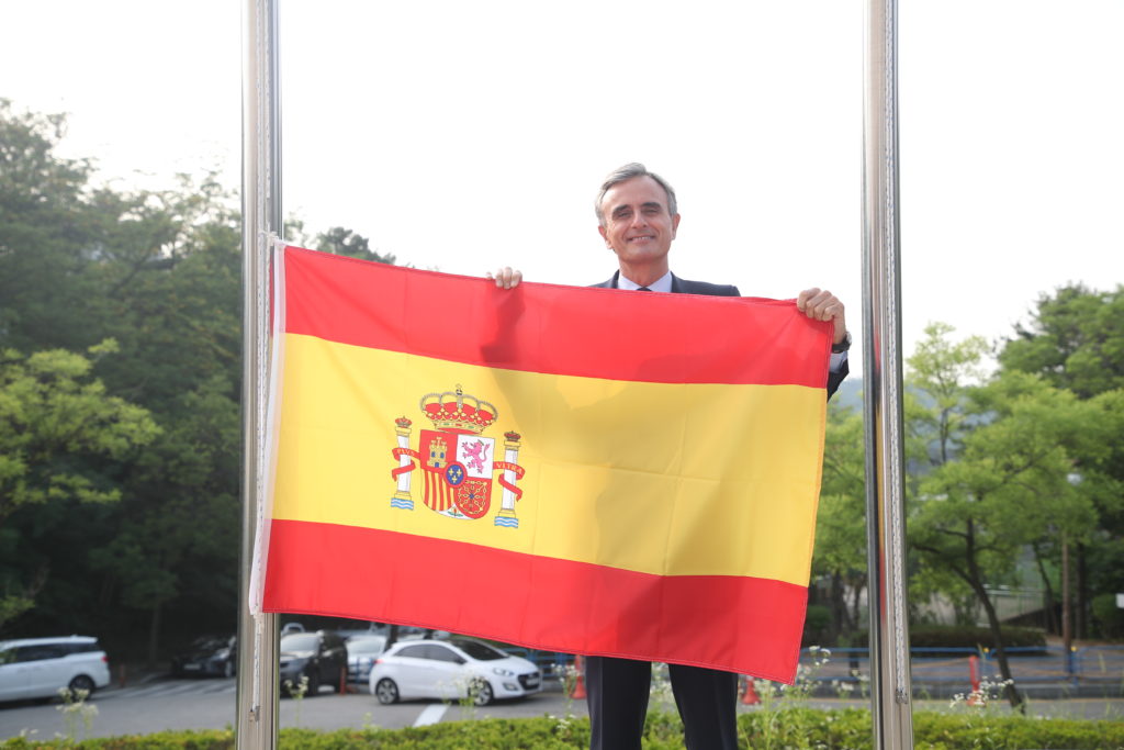 Spain joins IVI with flag-raising ceremony