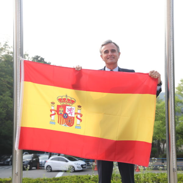 His Excellency Juan Ignacio Morro, Ambassador of the Kingdom of Spain to the Republic of Korea, raises the Spanish flag at IVI headquarters today during the accession ceremony.
