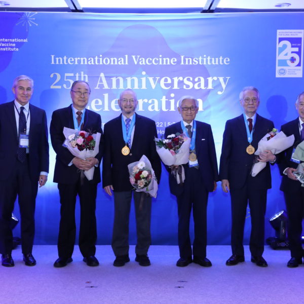 During the 25th Anniversary Celebration, IVI honored 4 key figures in IVI's establishment with the IVI Founders Medal. From left to right: George Bickerstaff (Chairperson of IVI's BOT), Prof. Seung Il Shin (awardee), Prof. Barry Bloom (awardee),
Prof. Wan Kyoo Cho (awardee), 
Prof. Sang-Dai Park (awardee), Dr. Jerome Kim (Director General of IVI).