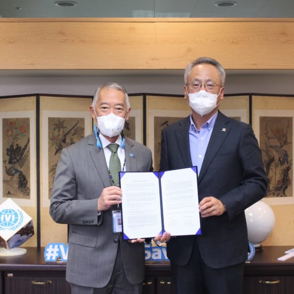Dr. Jerome Kim (left), Director General of the International Vaccine Institute and Dr. Kyungjin Peter Kim, CEO of ST Pharm, pose for a photo as they exchange a memorandum of understanding at a signing ceremony at IVI headquarters in Seoul on November 24, 2022.