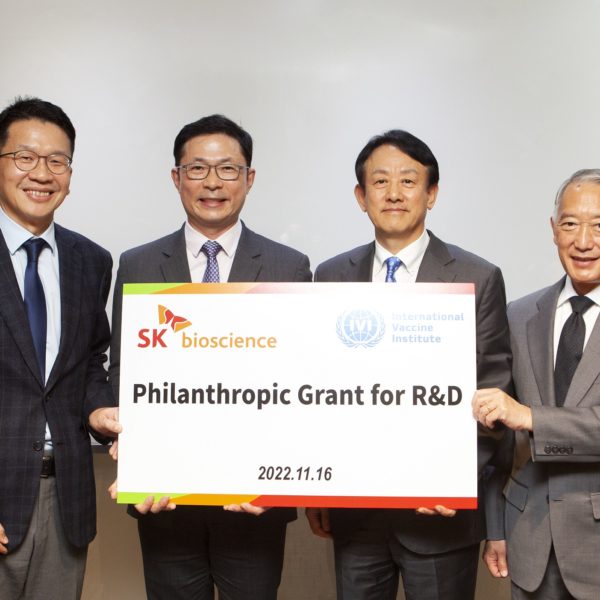 SK bioscience held a ceremony to make a philanthropic grant for R&D to the International Vaccine Institute at SK bioscience headquarters in Seongnam  on November 16. 
(from left) SK Discovery Vice Chairman Chang-won Chey, and SK bioscience President Jae-yong Ahn, Dr. B.G. Rhee, Chairman of the Korea Support Committee for IVI’s Board of Trustees, and IVI Director General Dr. Jerome Kim.