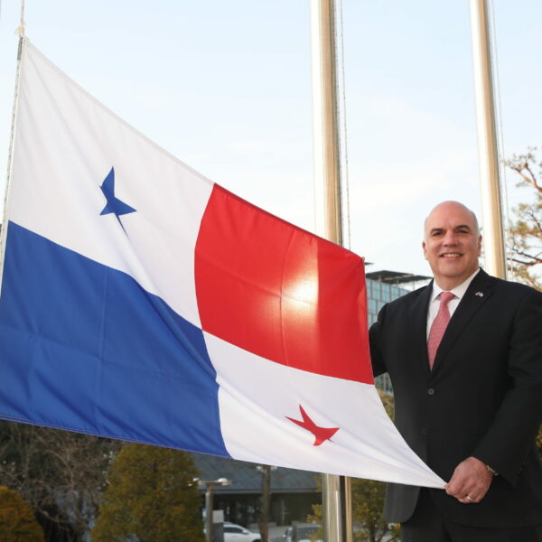 The Ambassador of Panama to the Republic of Korea, H.E. Athanasio Kosmas Sifaki, raises the flag of Panama during the Ratification Ceremony. Credit: IVI