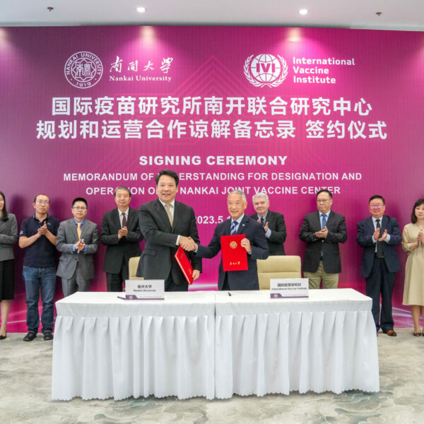 Chen Yulu, President of Nankai University (left), and Jerome H. Kim, Director General of IVI (right), signed the MOU