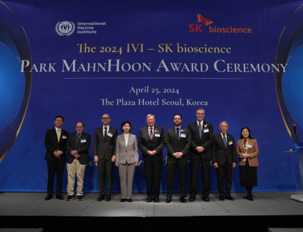 Awardees and dignitaries pose for a commemorative photo at the 2024 IVI – SK bioscience Park MahnHoon Award Ceremony at the Plaza Seoul Hotel on April 25, 2024
From left: Mr. Jae-Yong Ahn, President of SK bioscience; Dr. John Clemens, first Director General of IVI; Dr. Lars Hammarström, Head of the Office of Science & Innovation, Embassy of Sweden in Korea; Dr. Youngmee Jee, Commissioner of the Korea Disease Control and Prevention Agency; Prof. Jan Holmgren, Prof. Jason McLellan, Prof. Barney Graham, Dr. Jerome Kim, Director General of IVI; and Ms. Joy Sakurai, Deputy Chief of Mission, US Embassy, Seoul. Credit: IVI