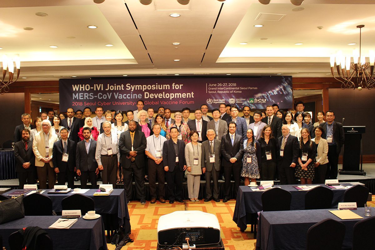 Key-participants-pose-for-a-comemmorative-photo-during-the-WHO-IVI-Joint-Symposium-for-MERS-CoV-Vaccine-Development-in-Seoul-on